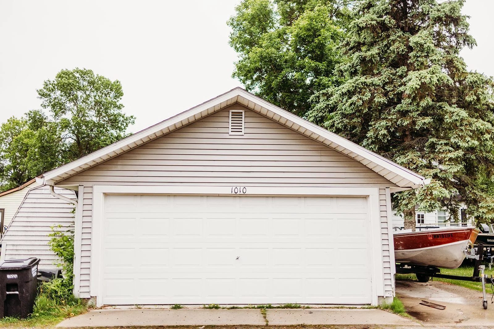 Detached garage