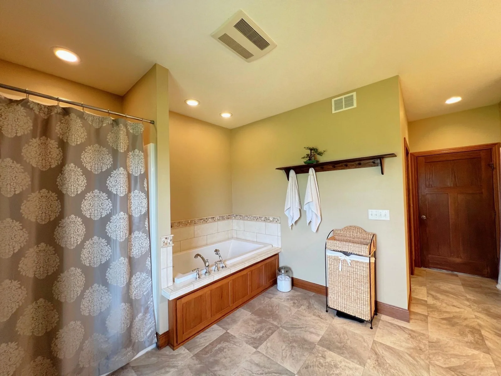 Separate Tub & Shower