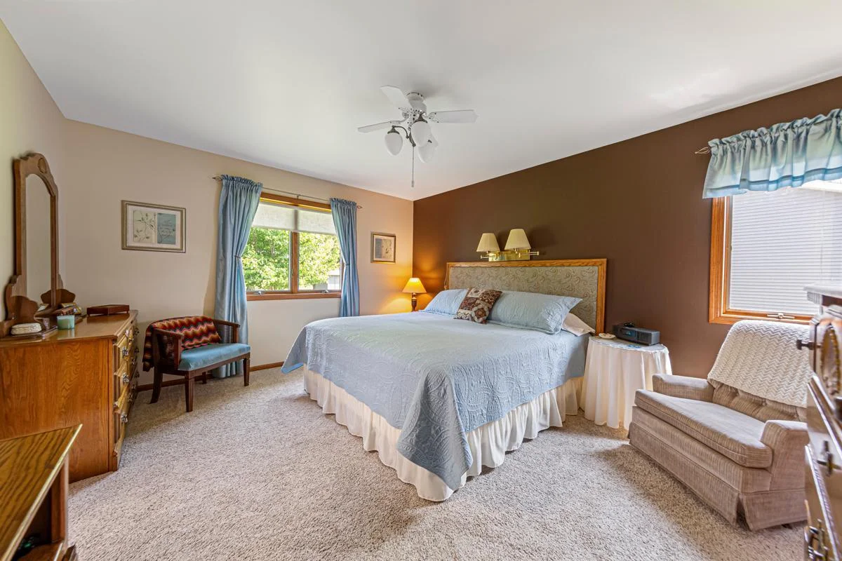 33 Main bedroom.jpg