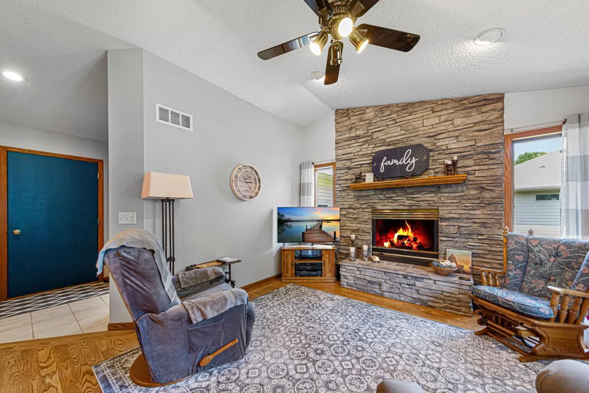 25 Family room.jpg