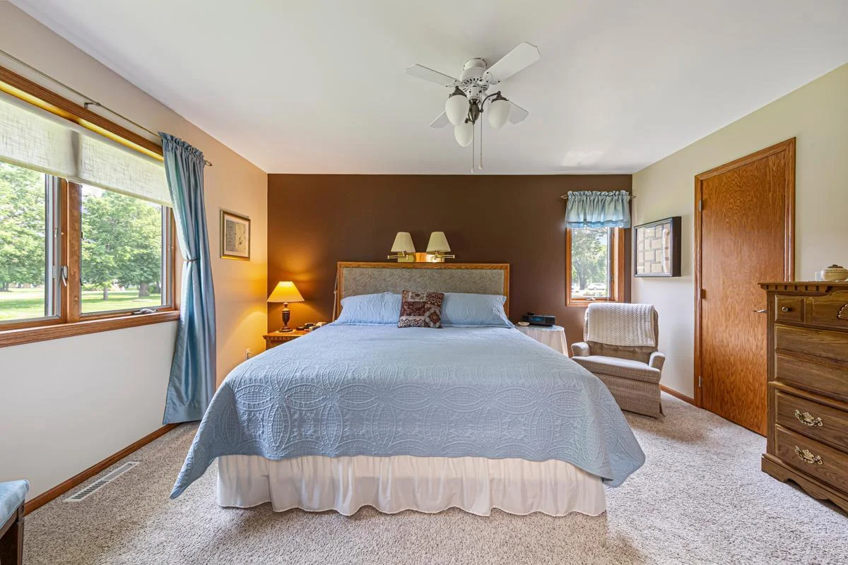 32 Main bedroom.jpg