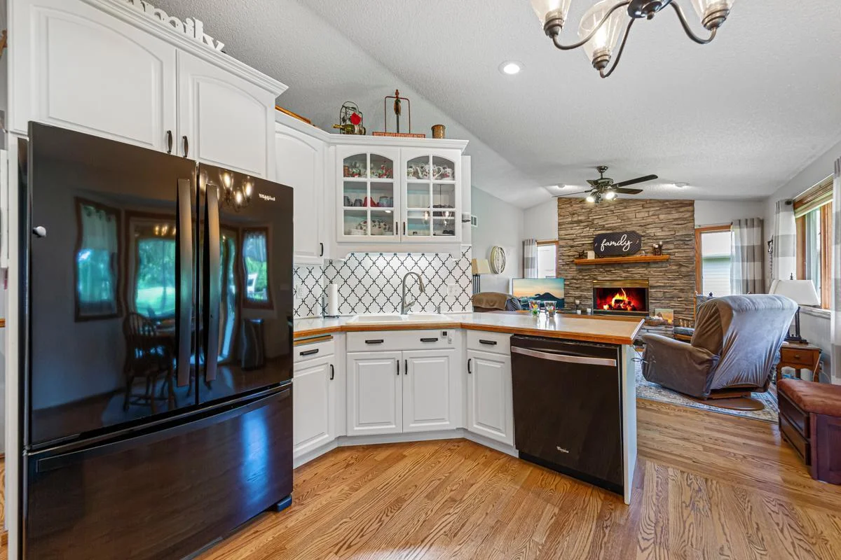 22 Kitchen.jpg