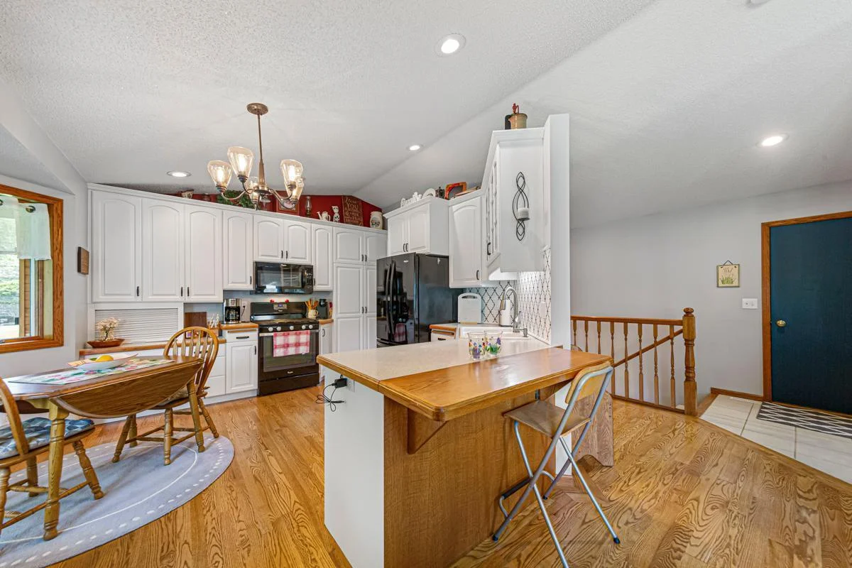 20 Kitchen.jpg