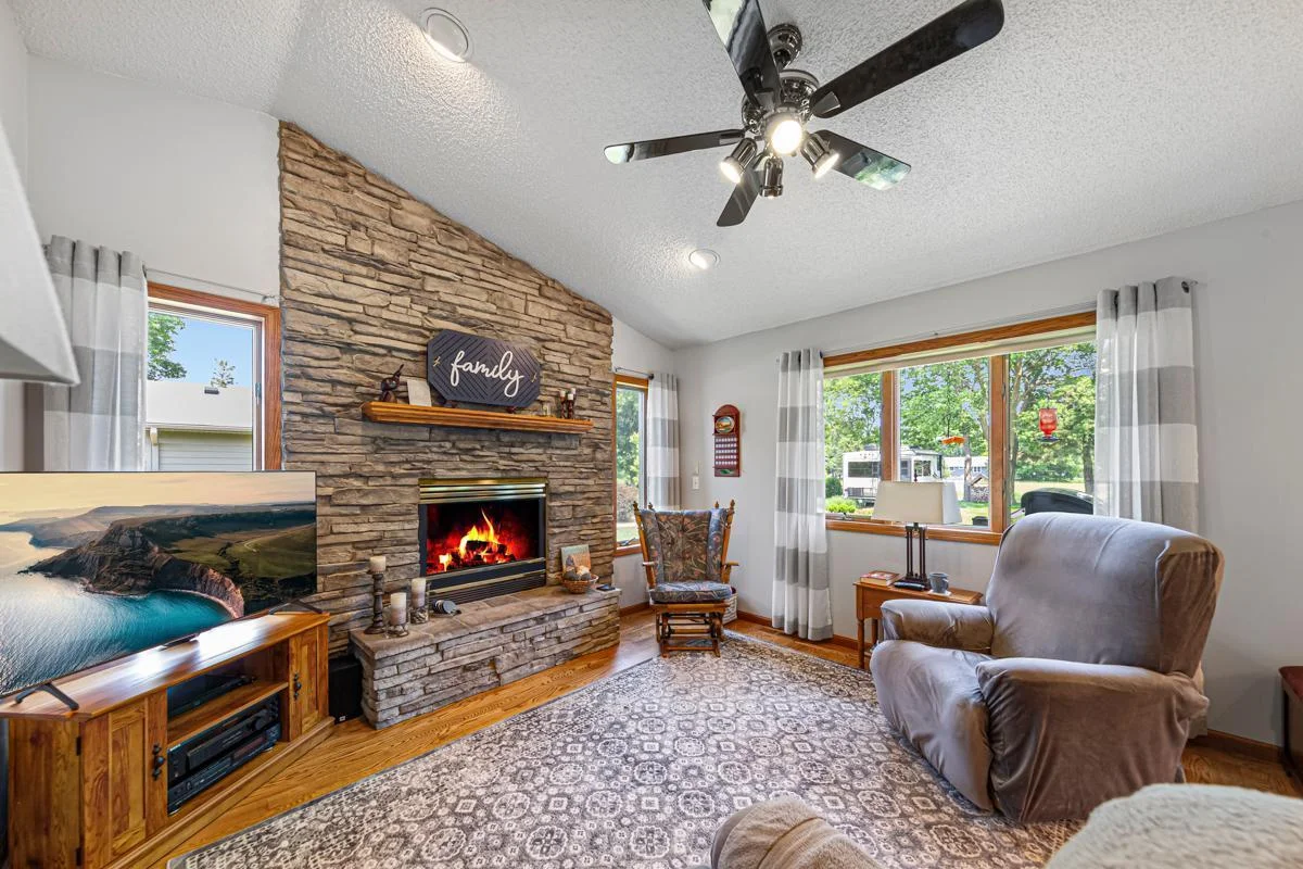 27 Family room.jpg