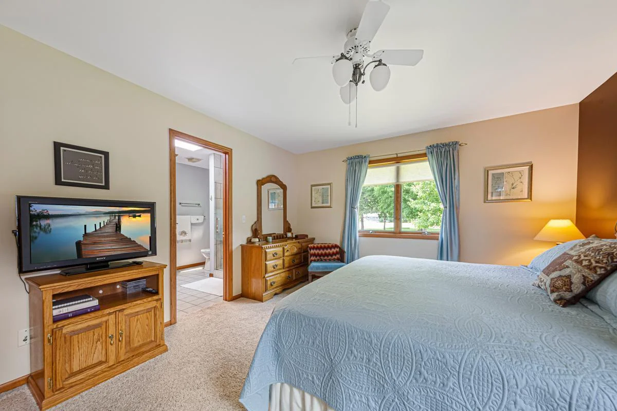 34 Main bedroom.jpg