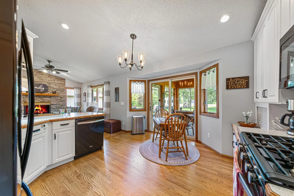 23 Kitchen_dining.jpg
