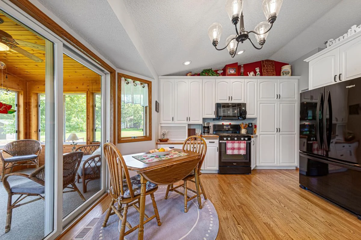 19 Dining_kitchen.jpg