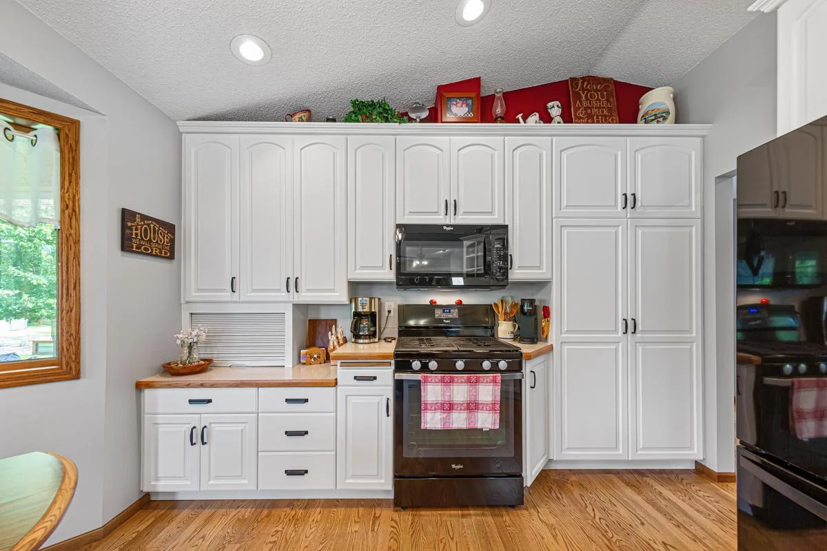 21 Kitchen.jpg