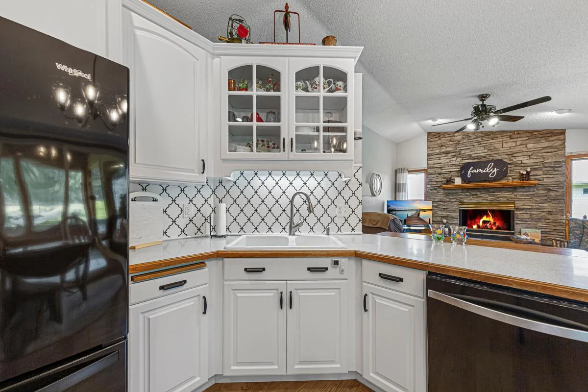24 Kitchen.jpg