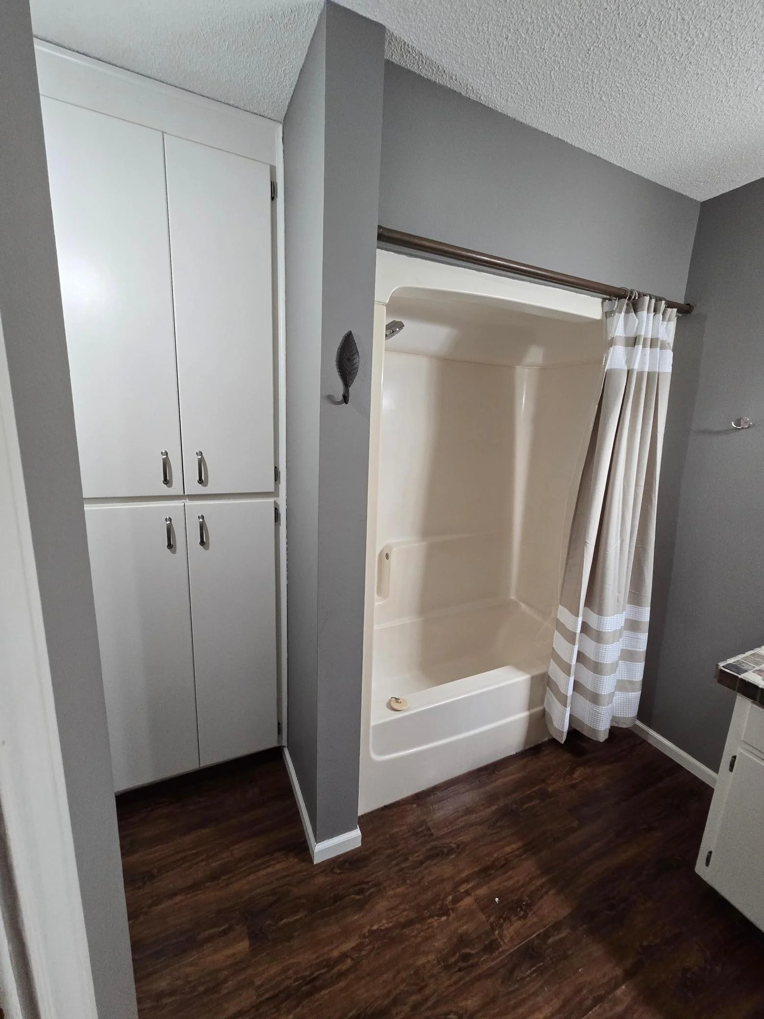 Full bath upper level