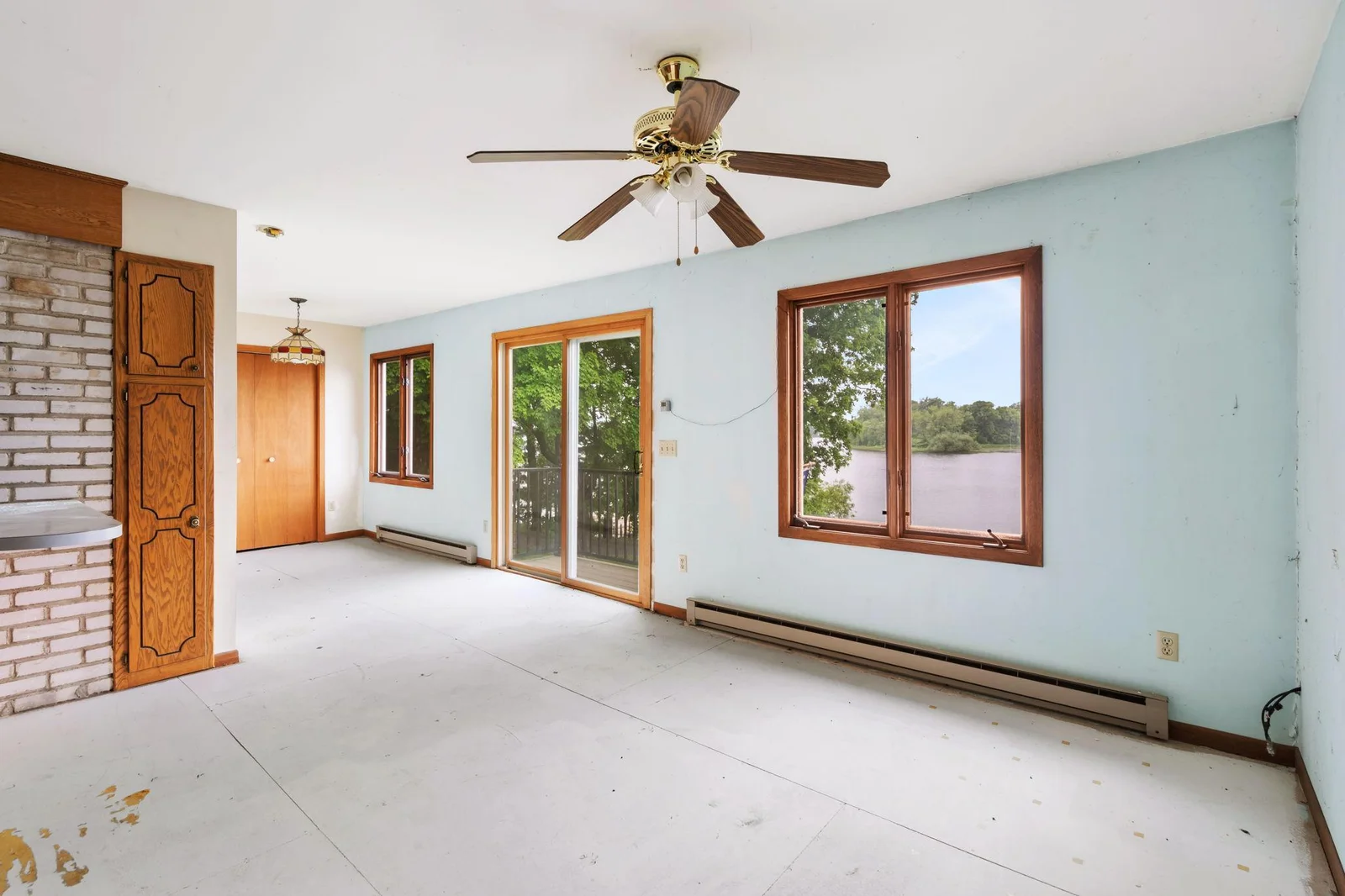 upper level kitchen/dining balcony overlooking the lake