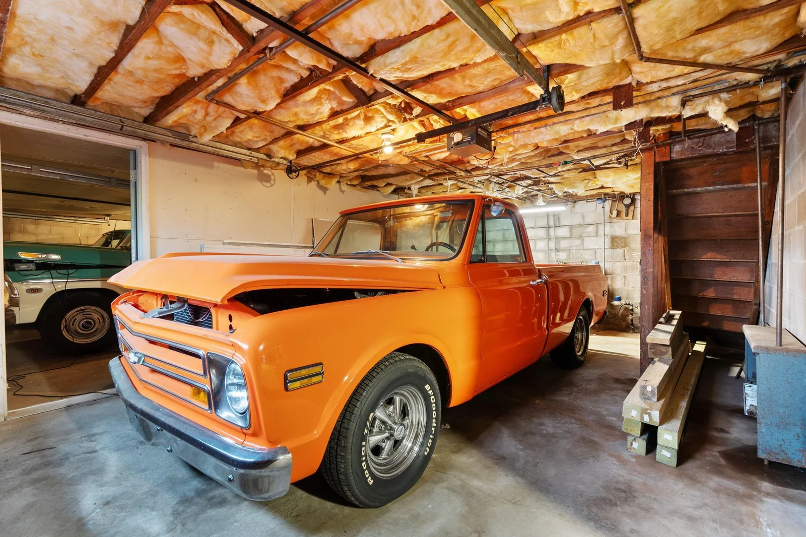 1 car garage side is open to the 2 car side