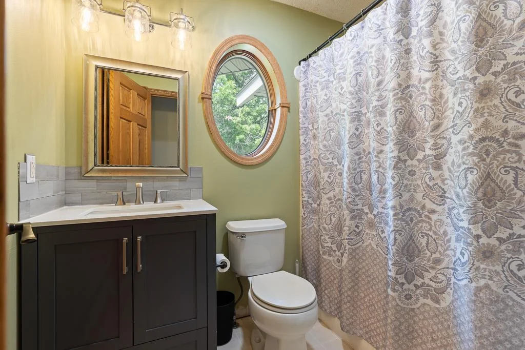 Upper level full bath