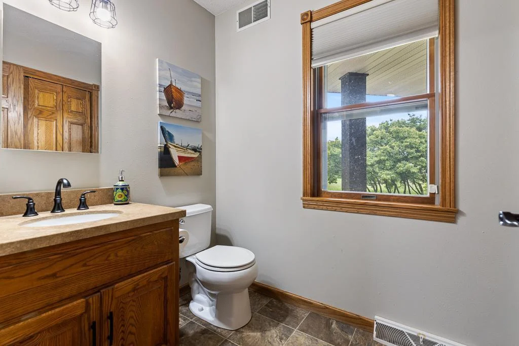 Main floor 1/2 bath