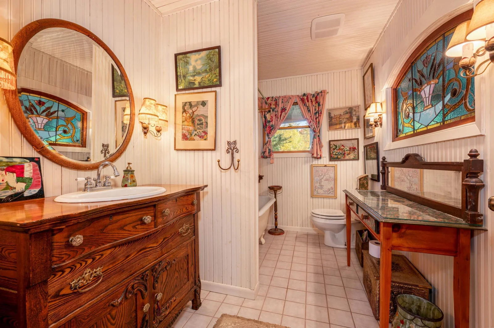 Charming Full Bath