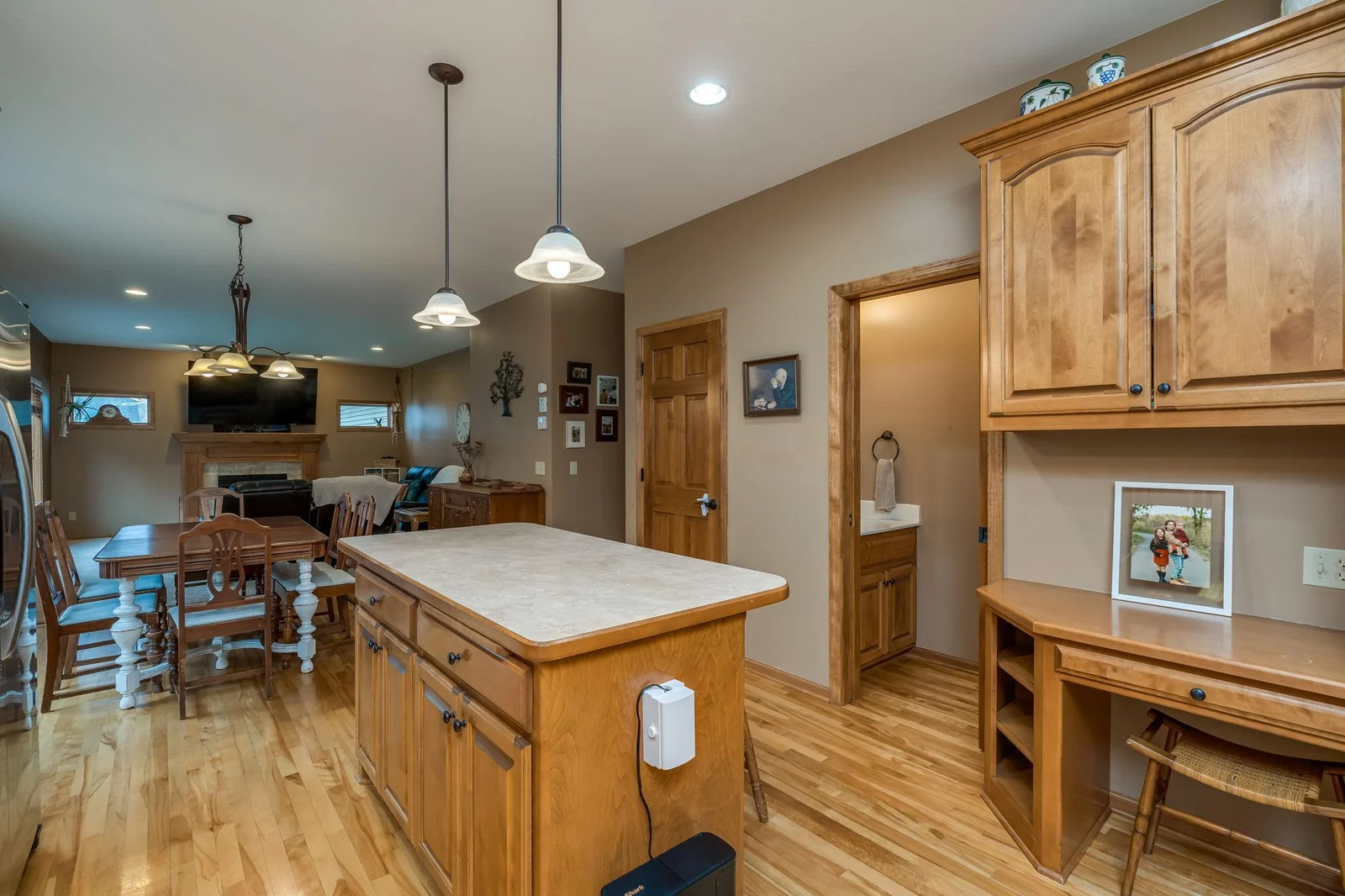 Another view of the kitchen (the white "box" on the island is just a easily removable plug-in cover)