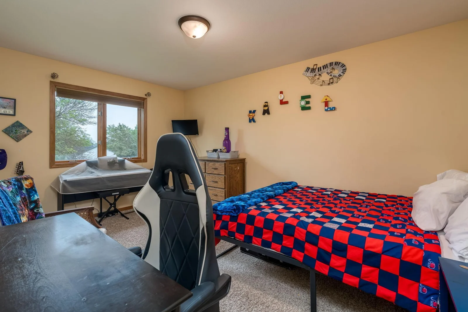 Large bedroom upstairs (one of the 4 found on the same level)