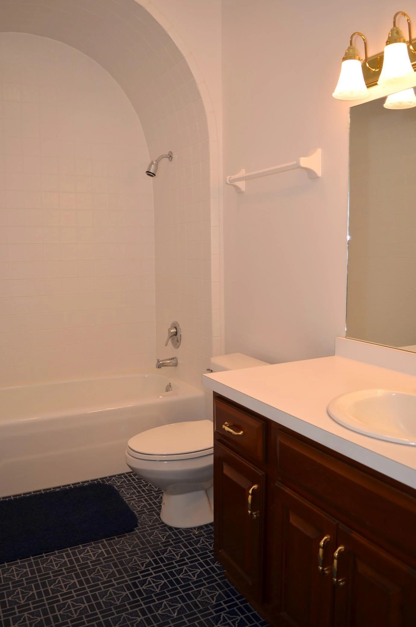Main floor bath.JPG