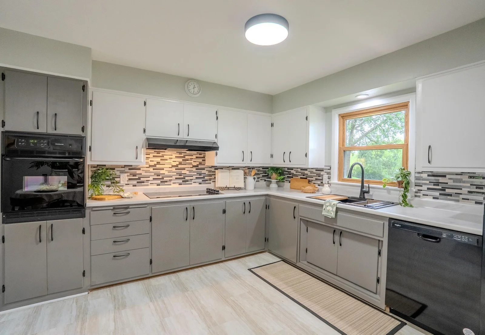 Kitchen - appliances all stay.jpg