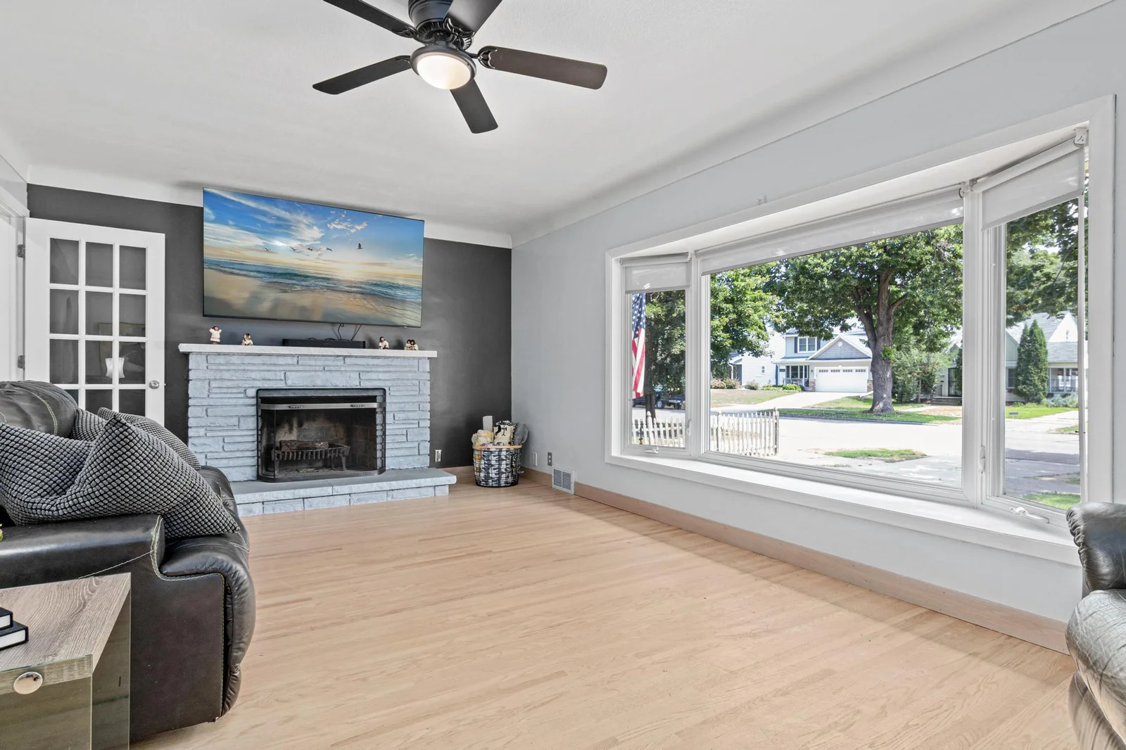 Large Bay Window - Natural LIght!