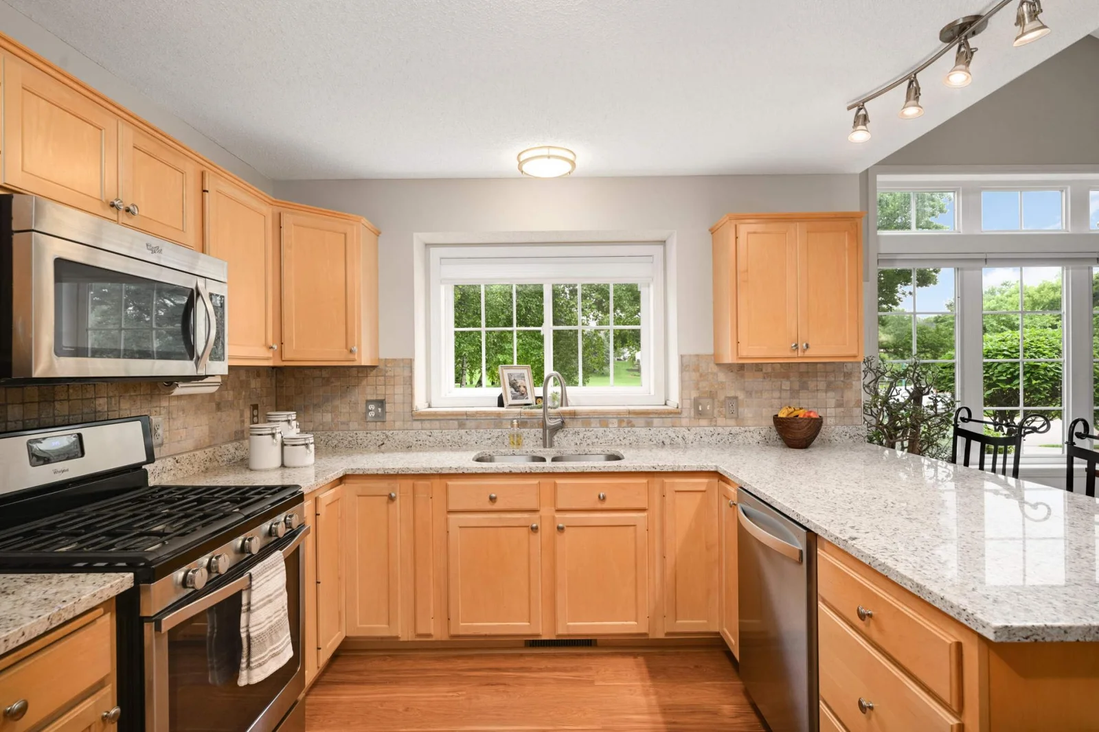 Kitchen / Maple cabinets