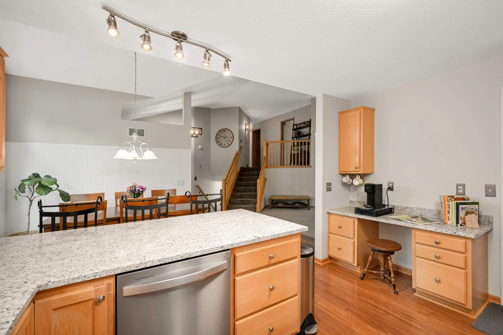 Kitchen / Maple cabinets