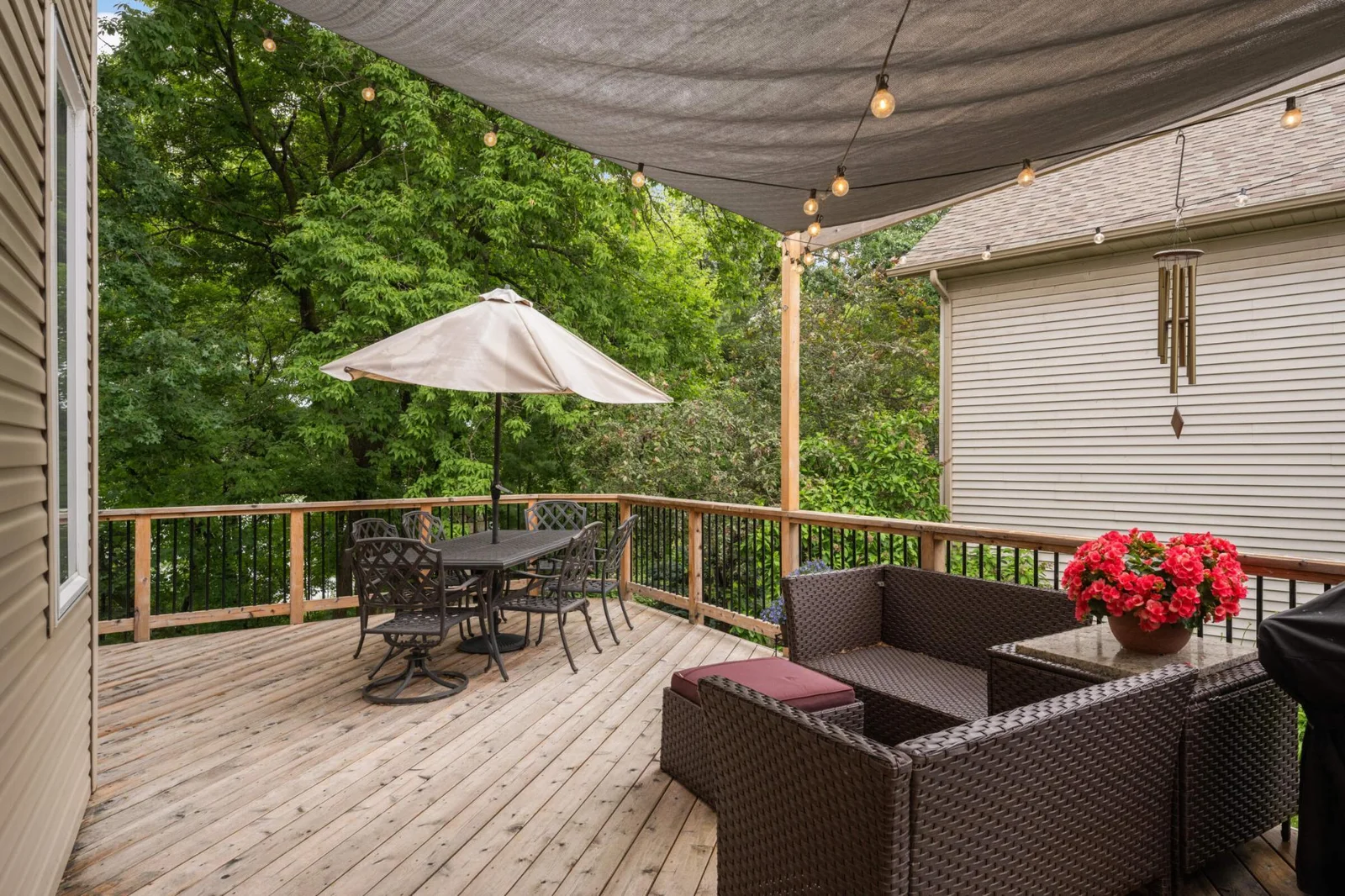Large deck - Lakeview