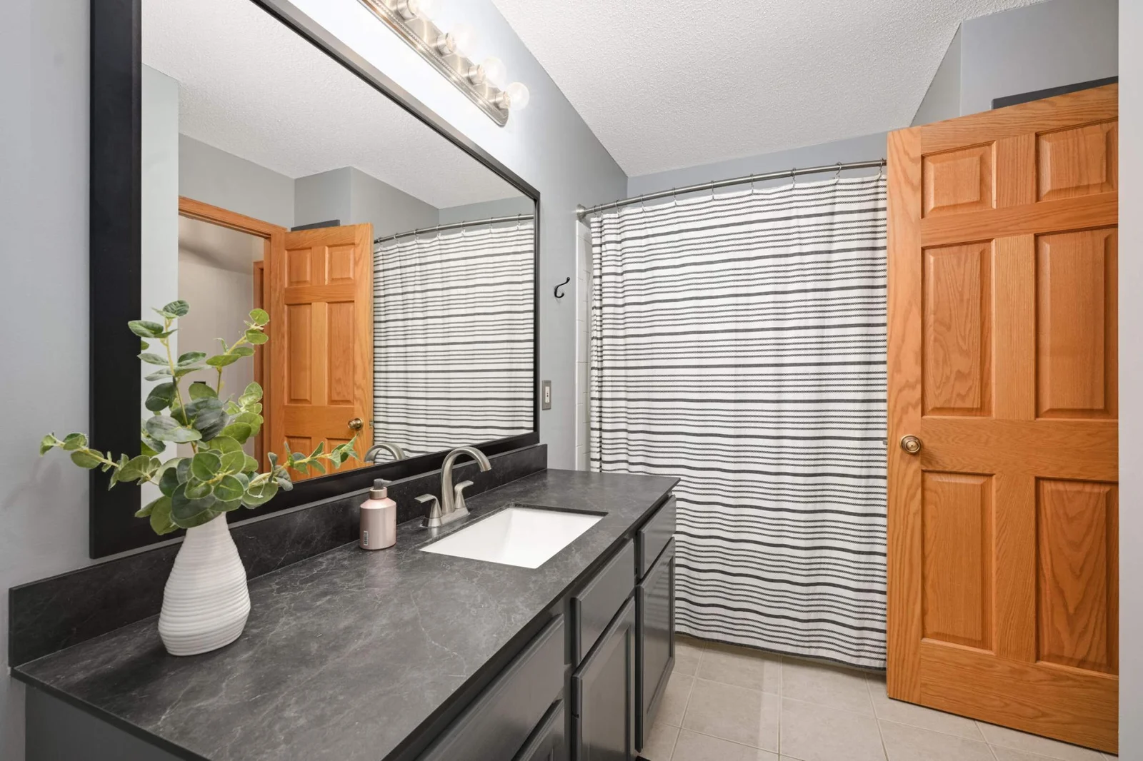 Upper-level full bath
