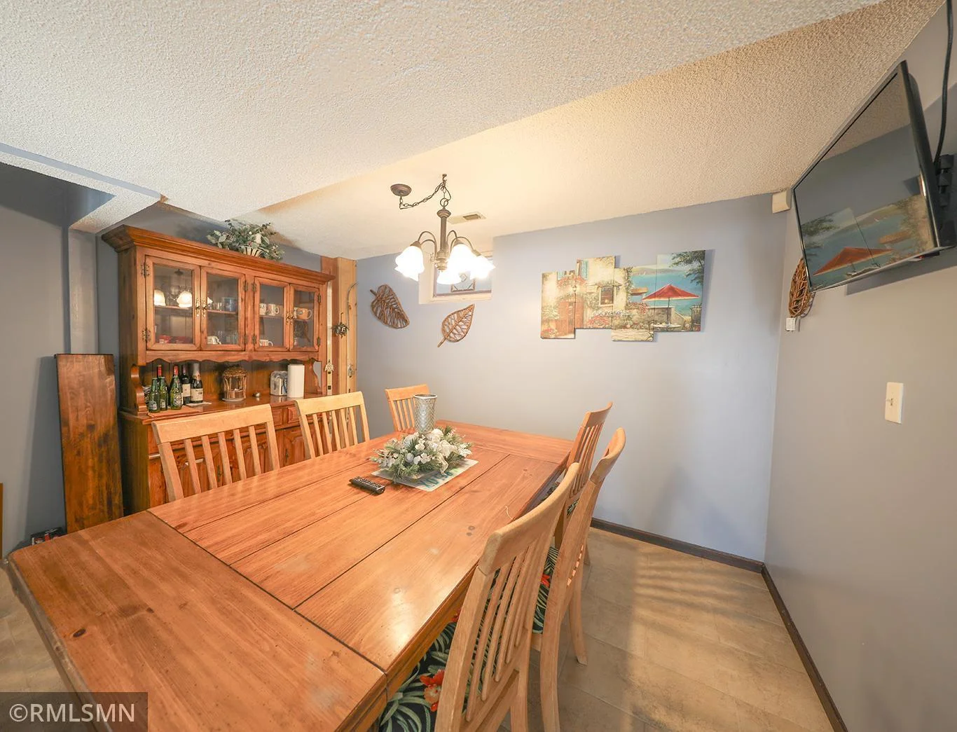 You can feed quite the crowd just steps away from the kitchen!