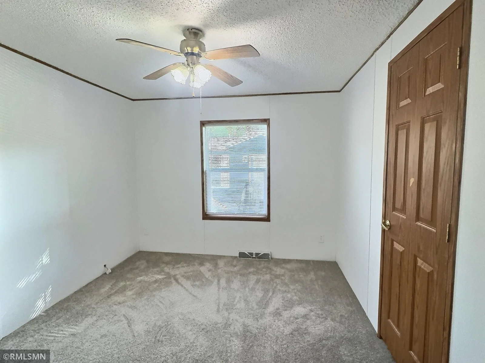With 3 bedrooms plenty of sleeping areas for guests or decide to use as your home office.