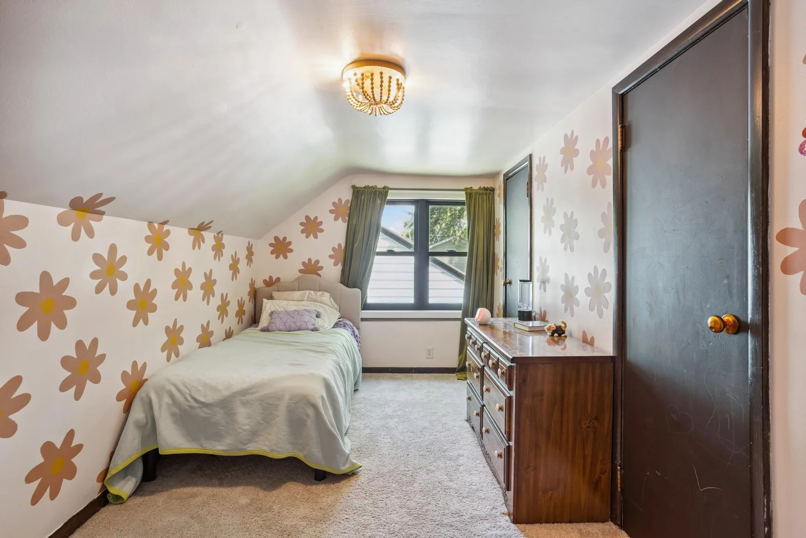 Upper level bedroom with 2 closets