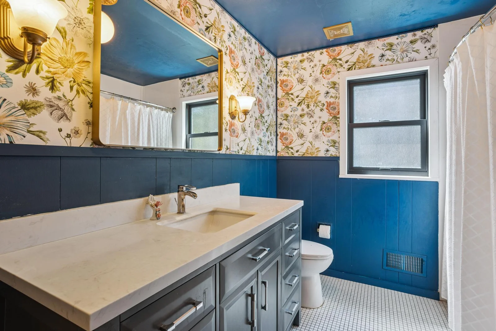 Main floor full bathroom
