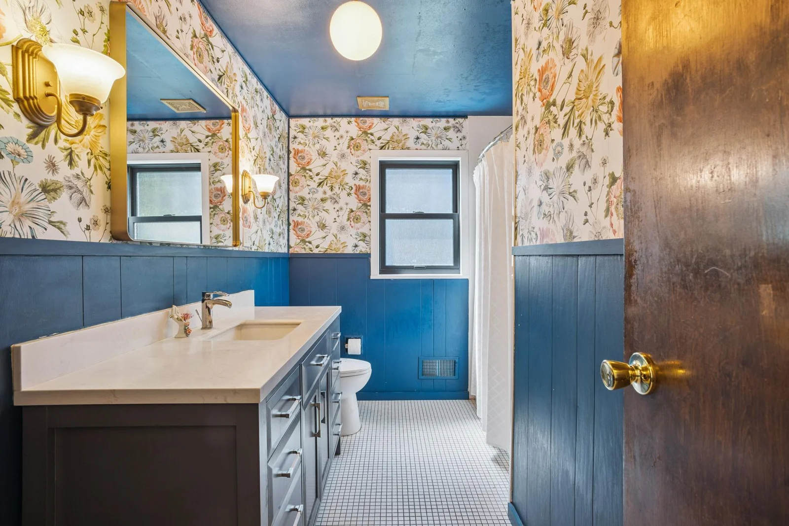 Main floor full bathroom