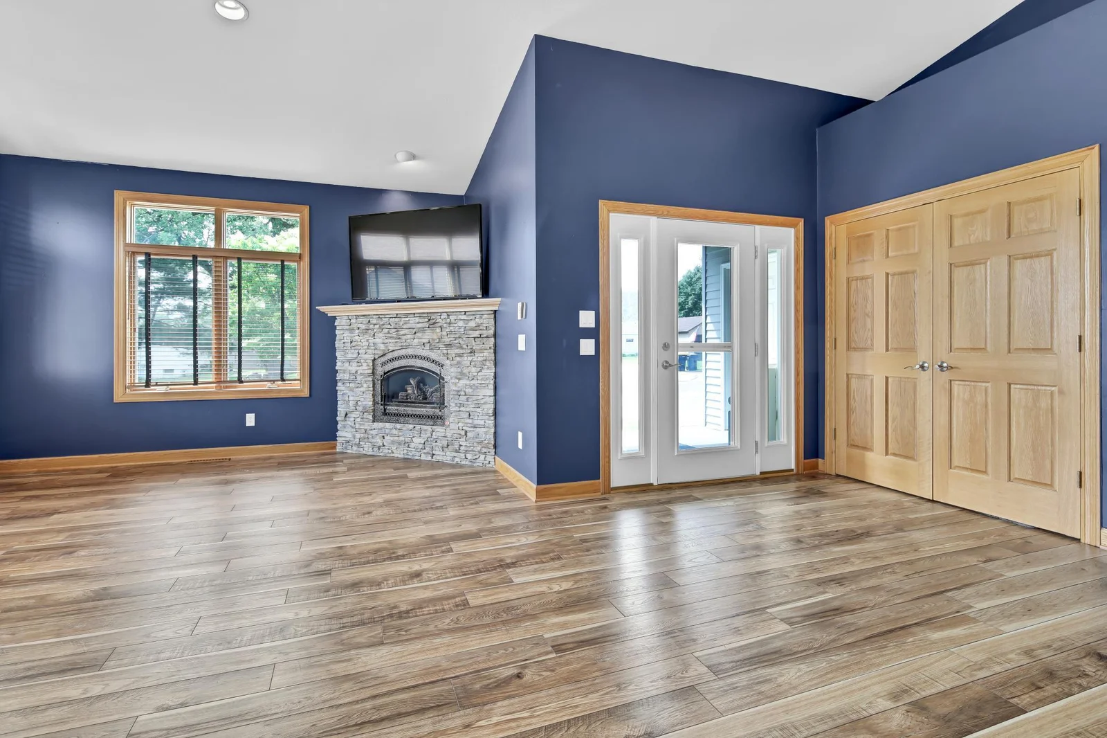 Foyer/Livingroom