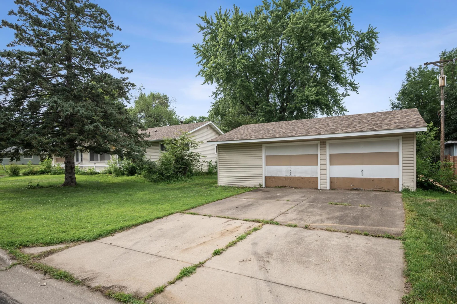 Detached 2+ stall garage