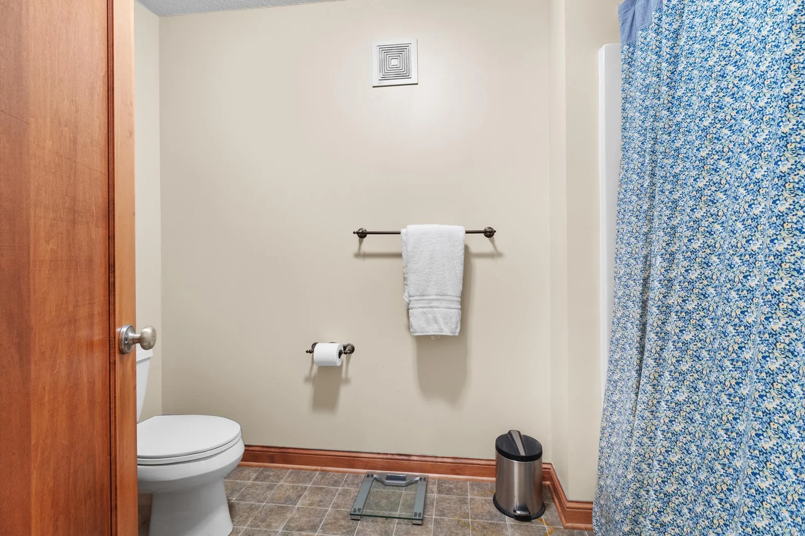 Upper-level full bath WC and tub / shower.