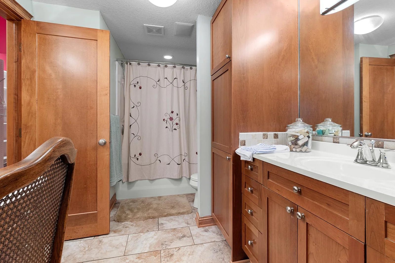 Lower-level second bedroom full bath, jetted tub and walk-in closet.