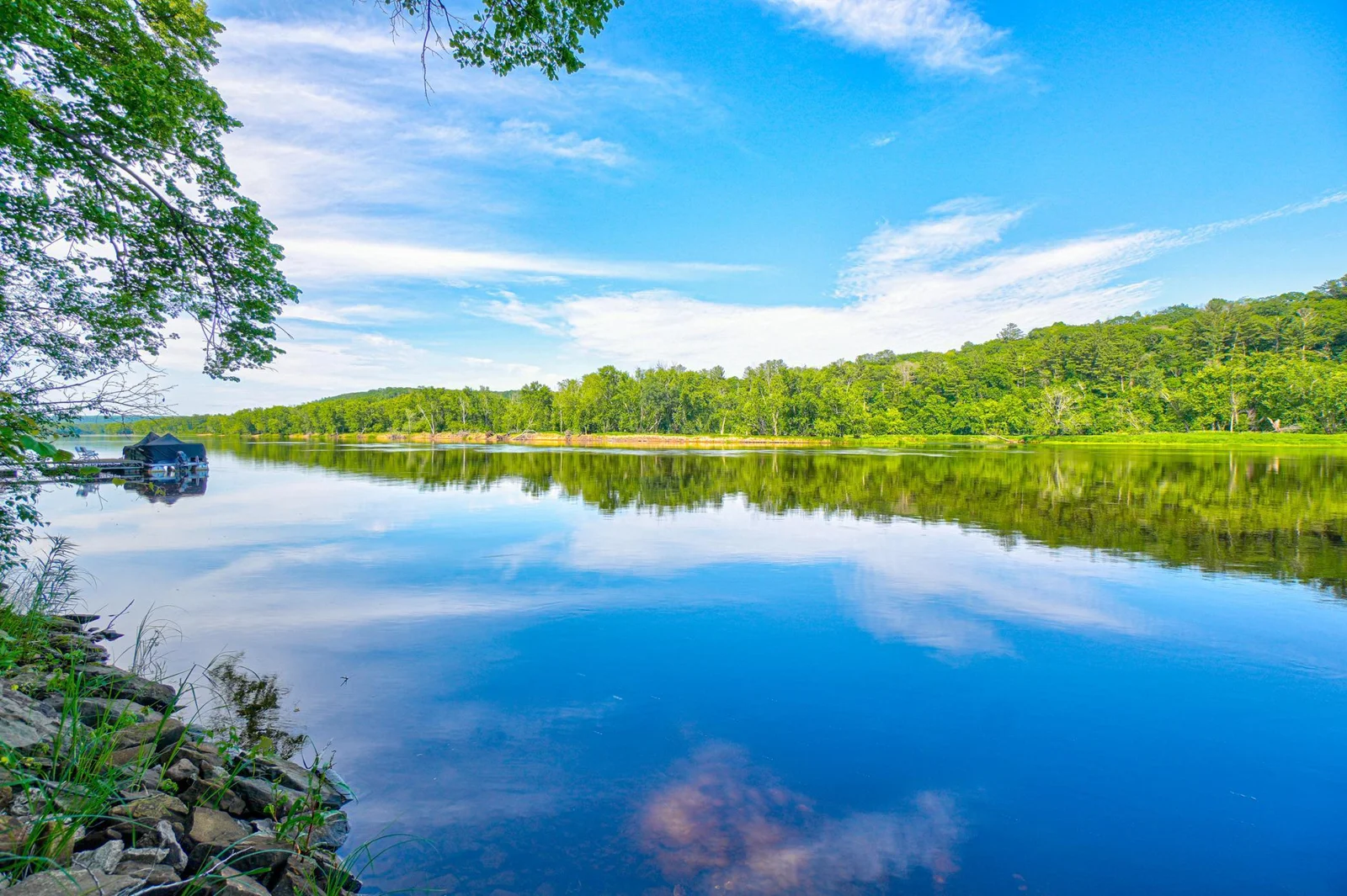 On this quiet and peaceful section of the St Croix River, there are no jet skis or speed boats, just canoes, kayaks, pontoons, and fishing boats.