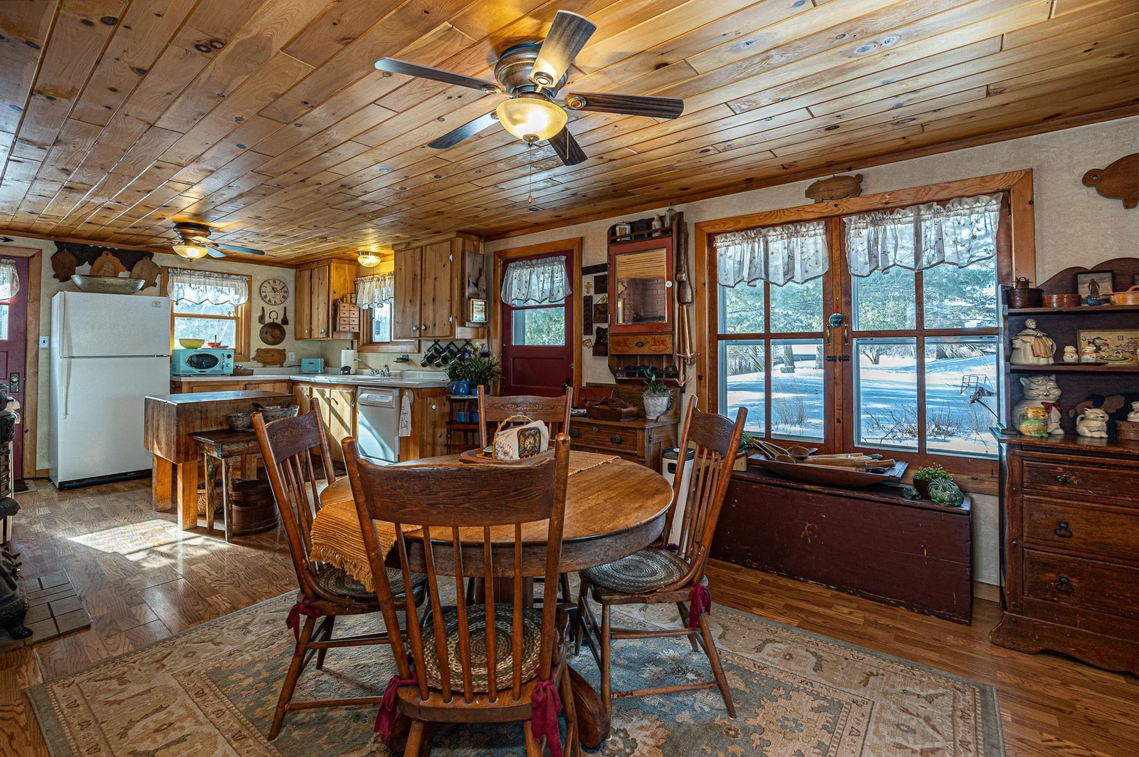Great open concept kitchen dining area