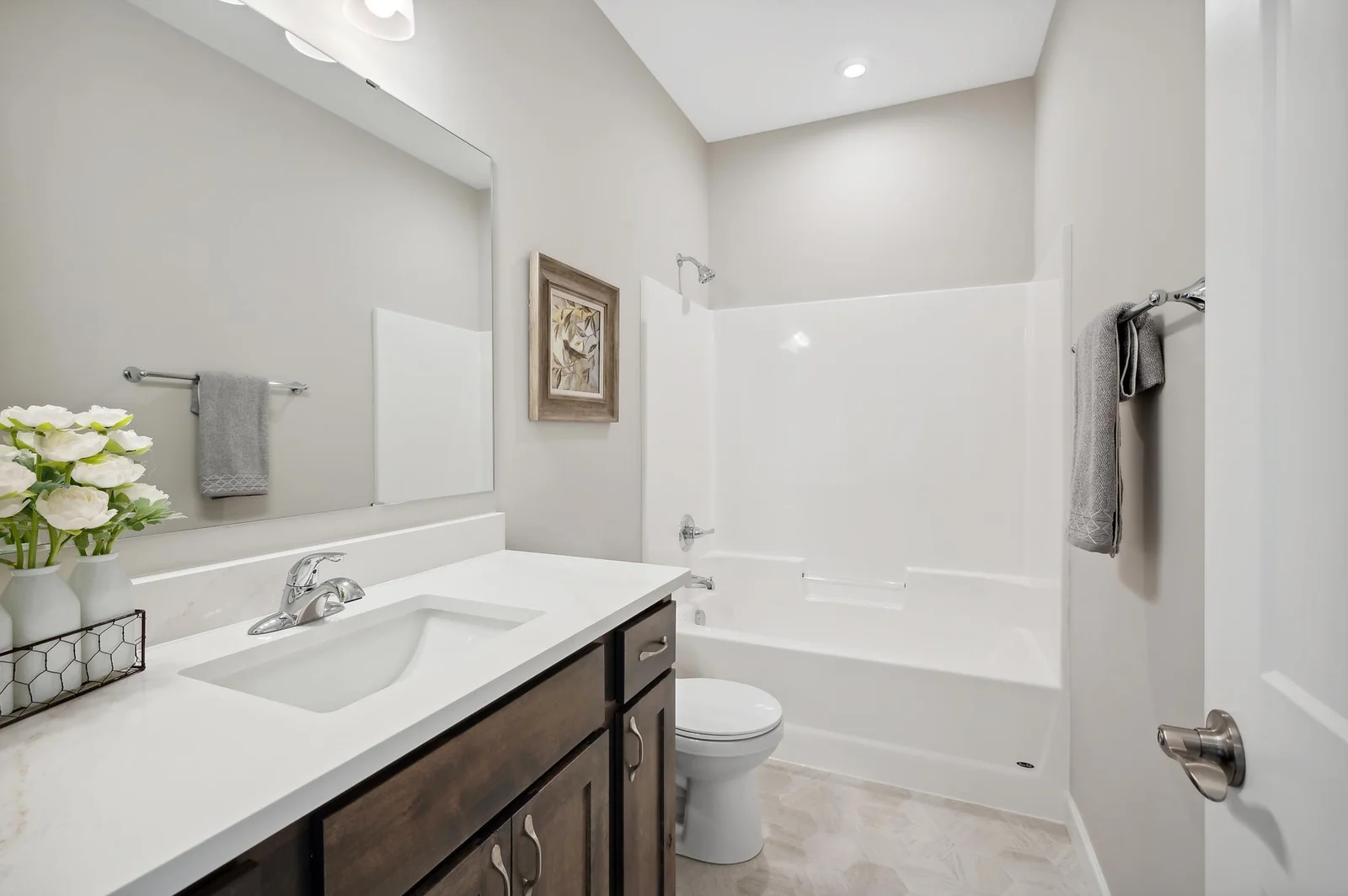 16. Main Bathroom.jpg