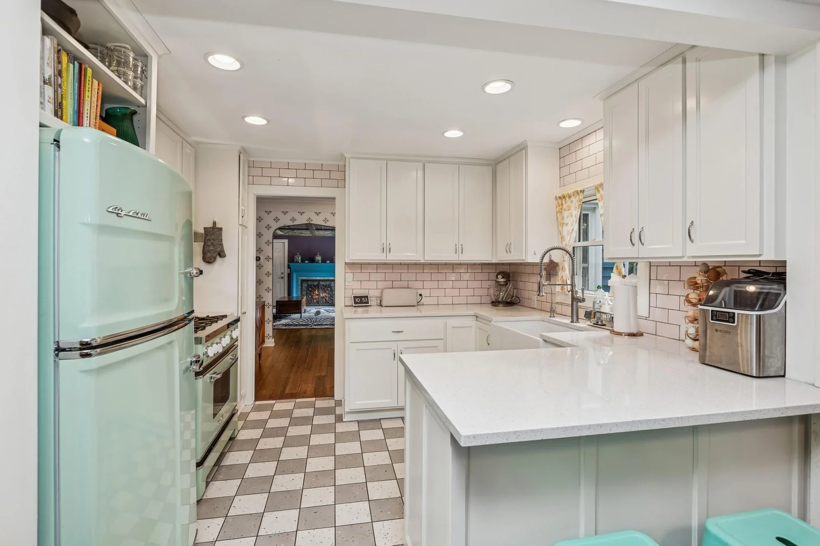 Updated Classic Kitchen with High End Appliances and Luxury Feel