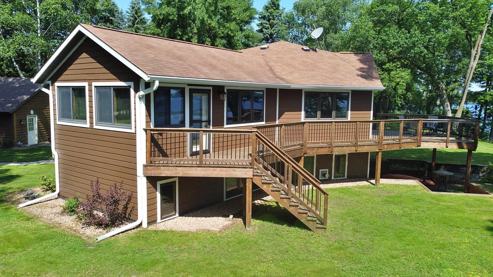 Side view of home and wrap deck.jpg