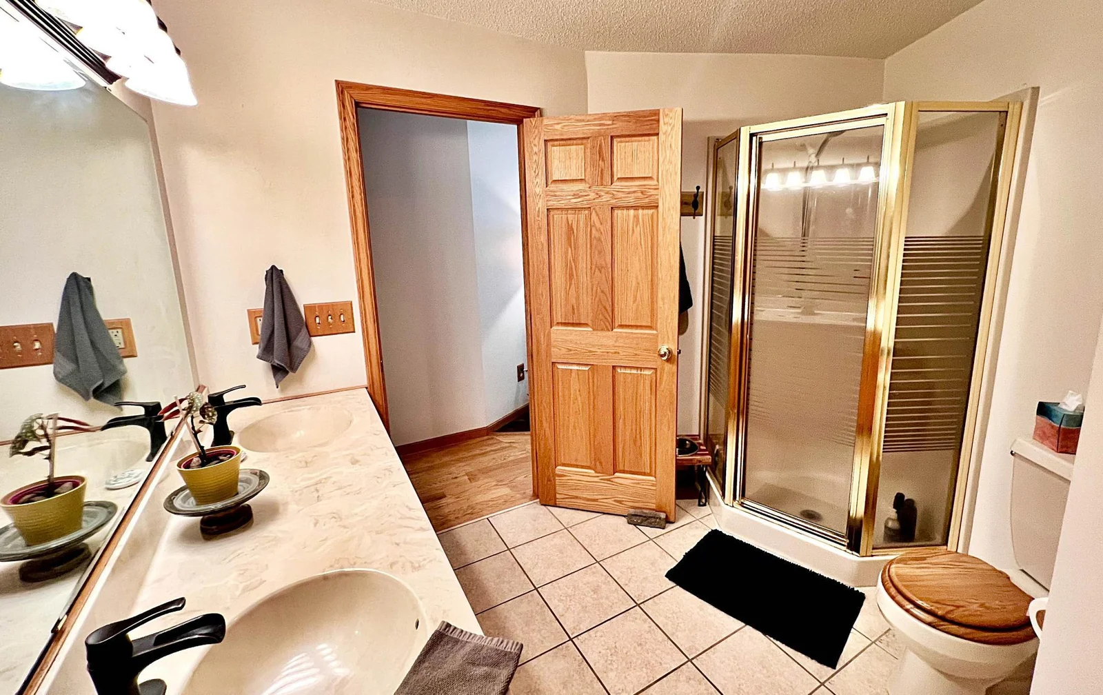 Bathroom 3/4 .2.jpg