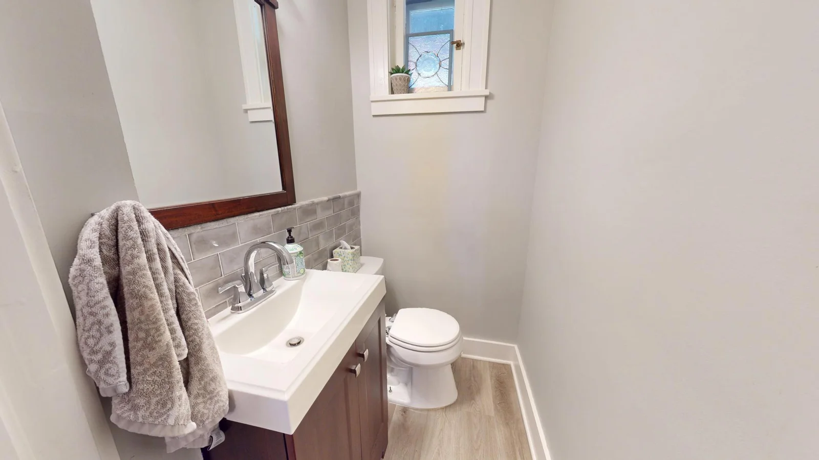 Main floor 1/2 bath