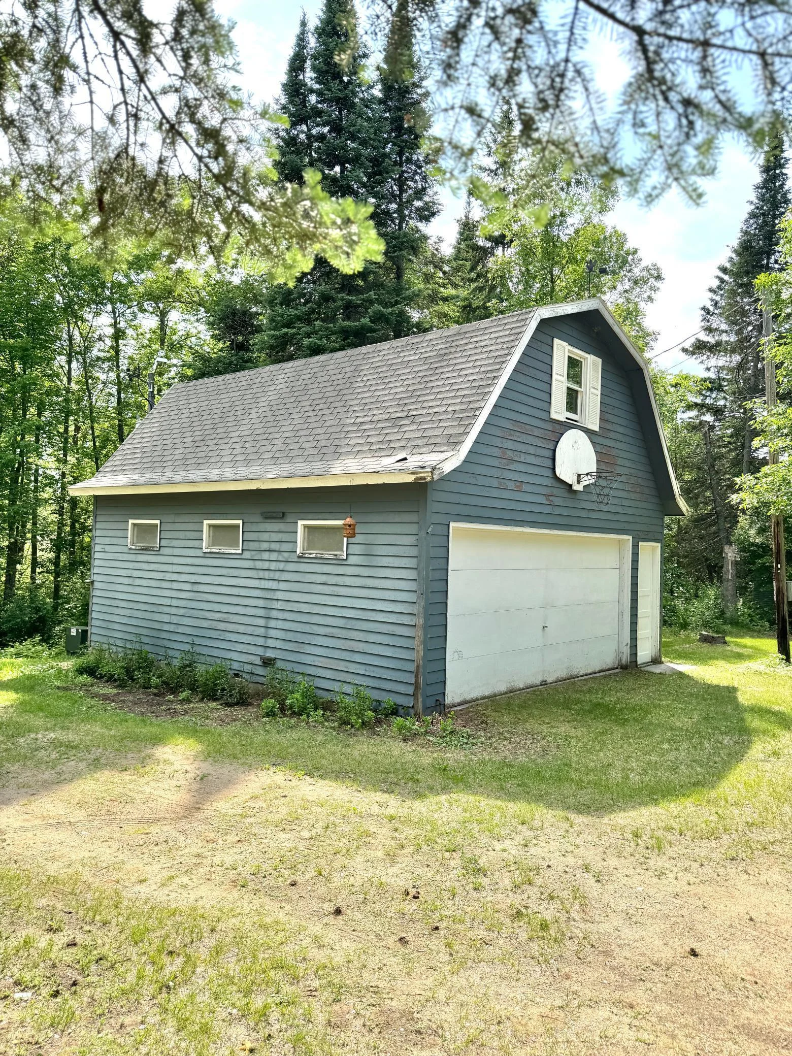 Garage w/ upper storage
