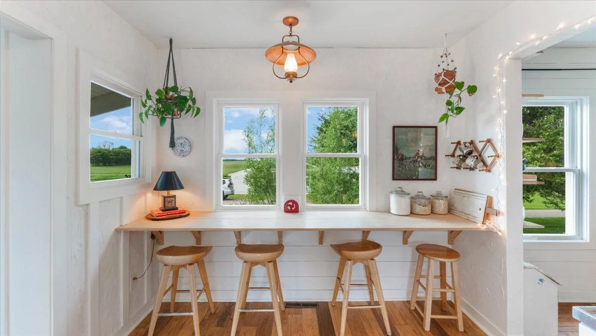 The kitchen features a breakfast bar.