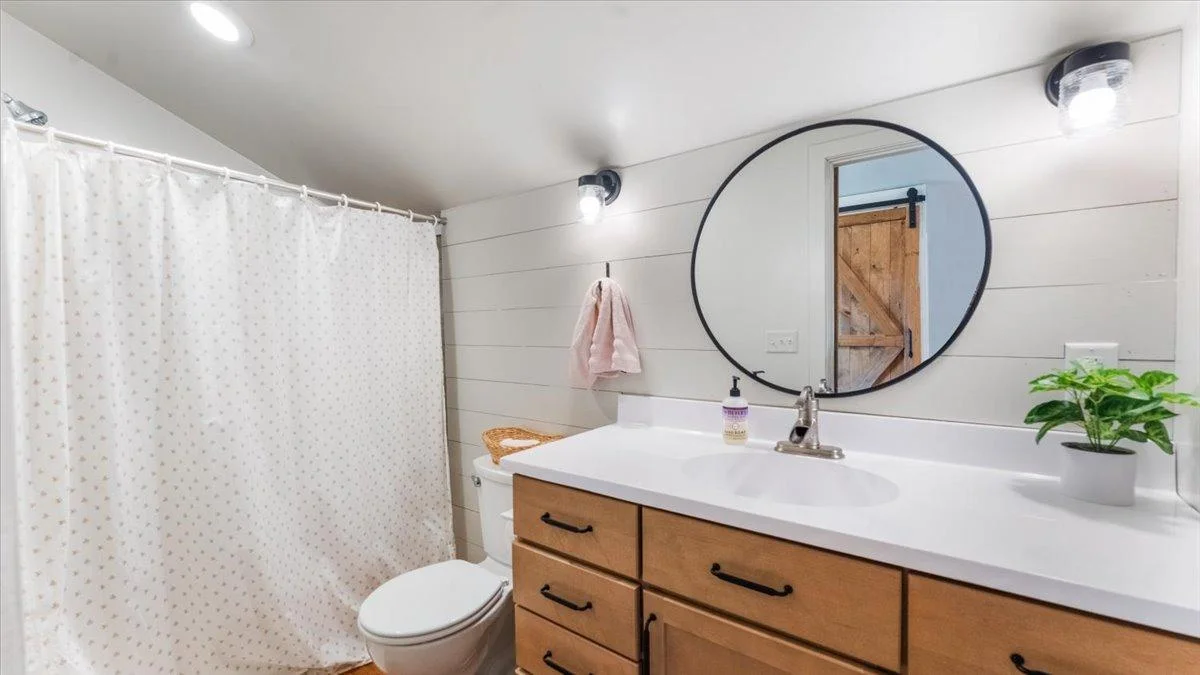 Upstairs full bathroom