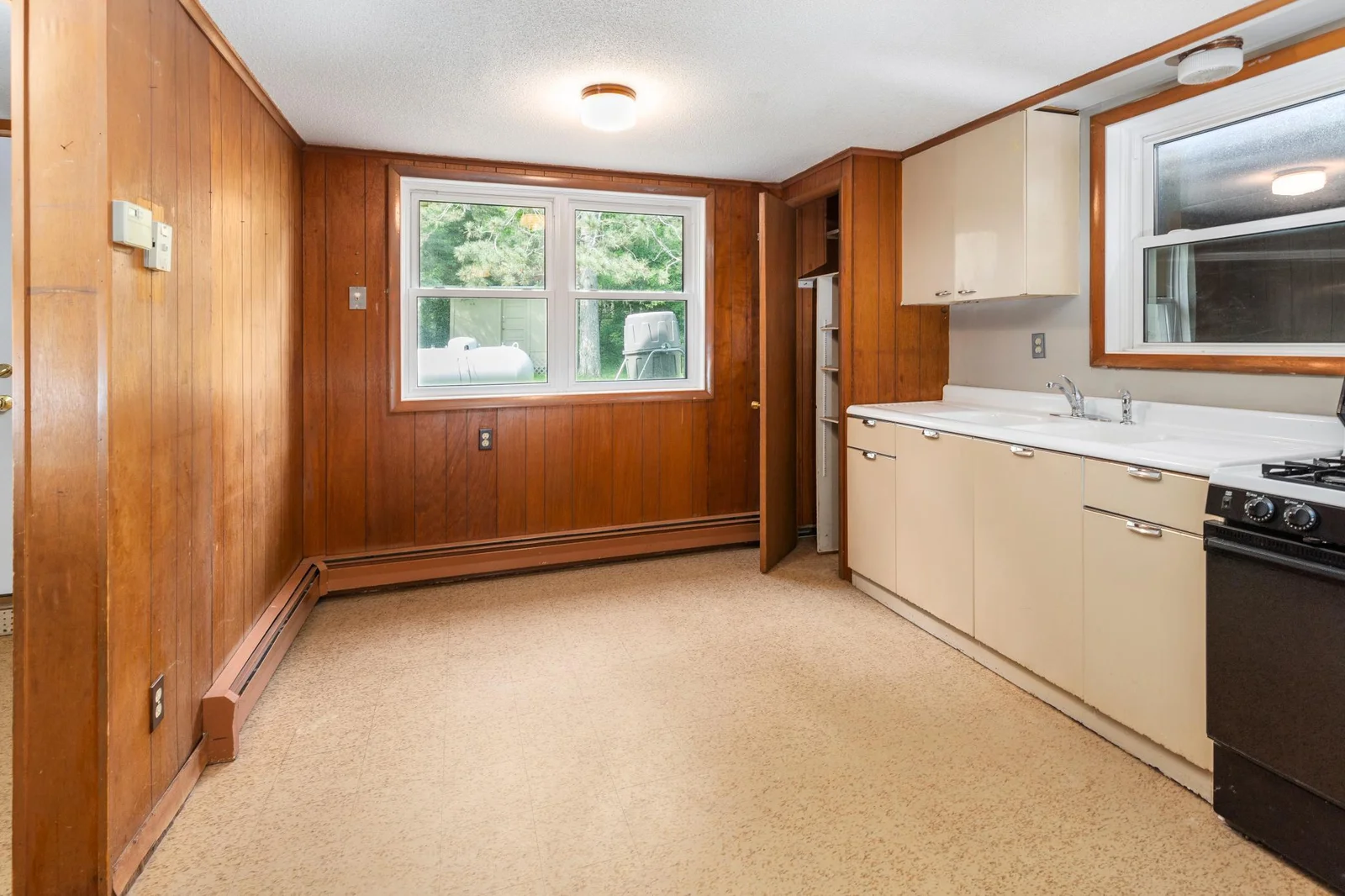 Basement kitchen.jpg