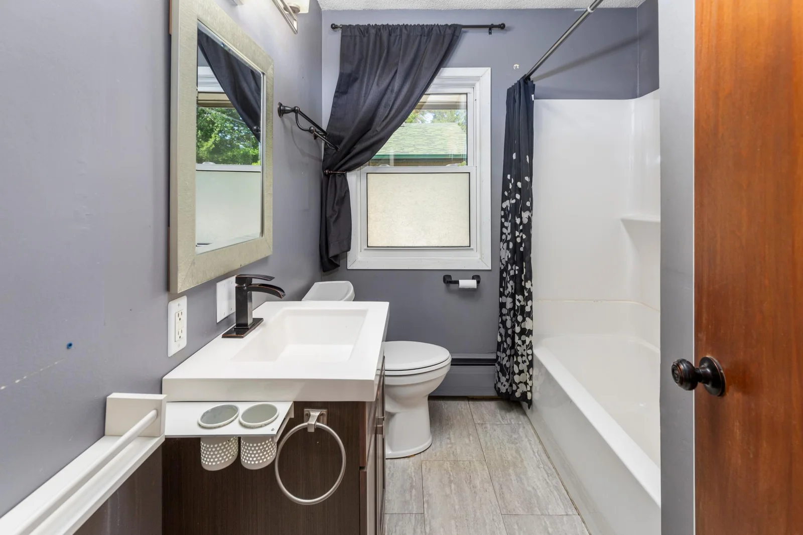 Main bathroom 1.jpg