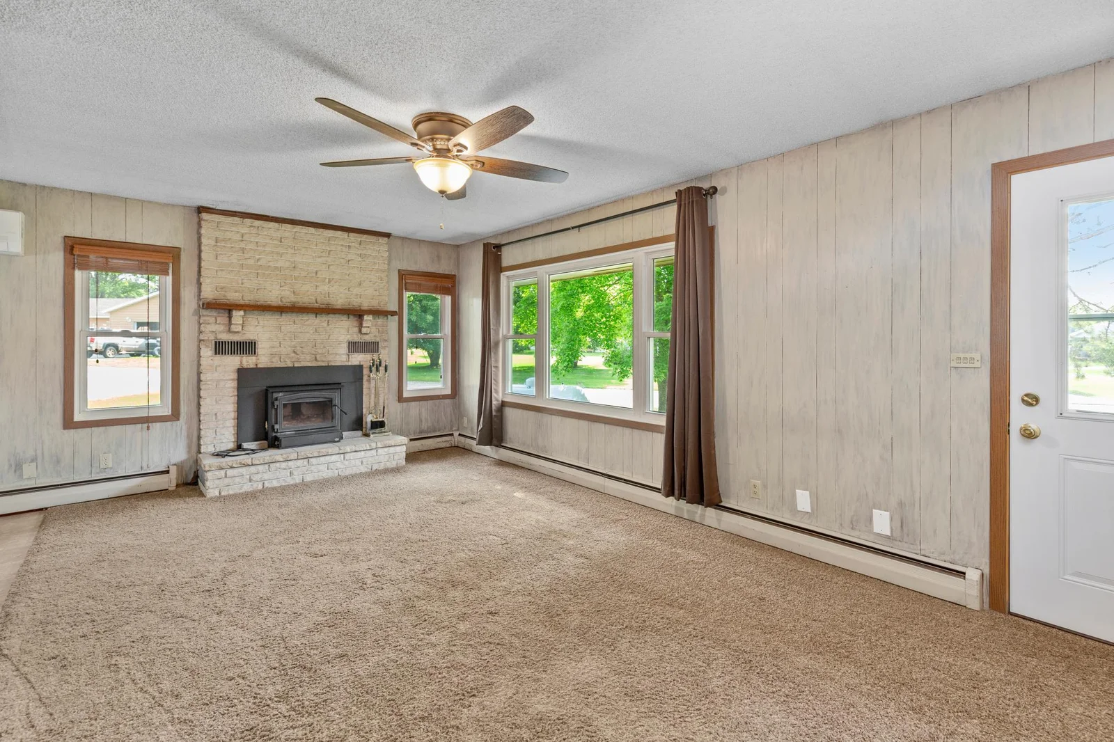 Living room 1 3.jpg